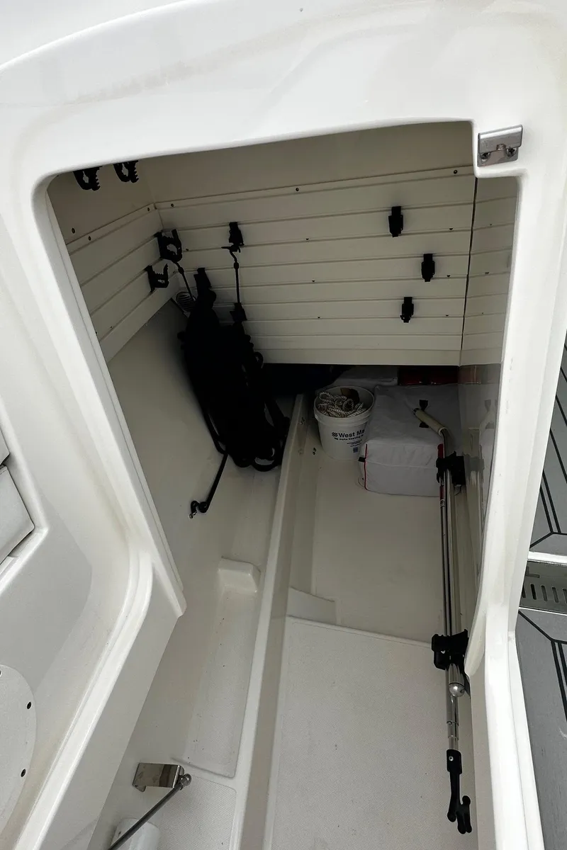 Slide: The Image of Tiara 34 LX 2021 - 16