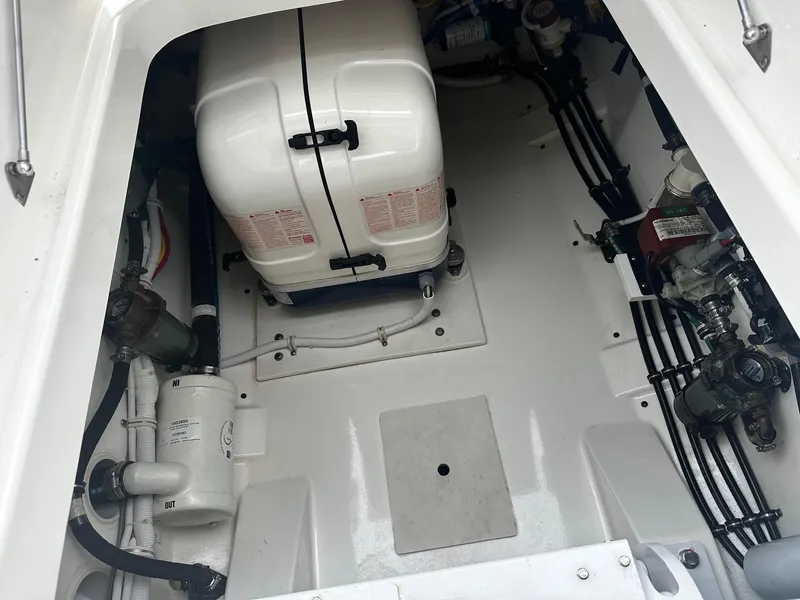 Slide: The Image of Tiara 34 LX 2021 - 18