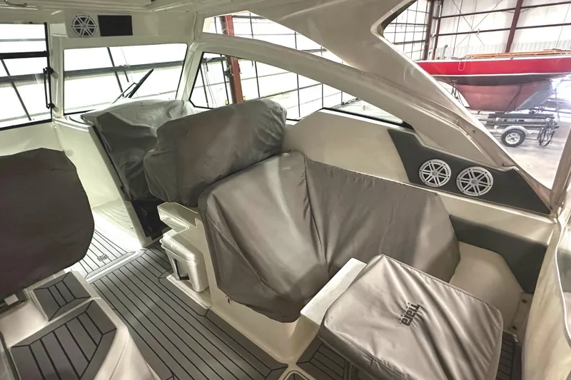 Slide: The Image of Tiara 34 LX 2021 - 21