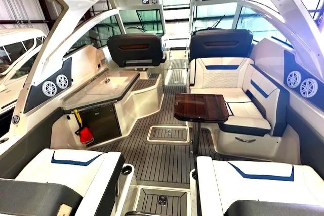 Slide: The Image of Tiara 34 LX 2021 - 26