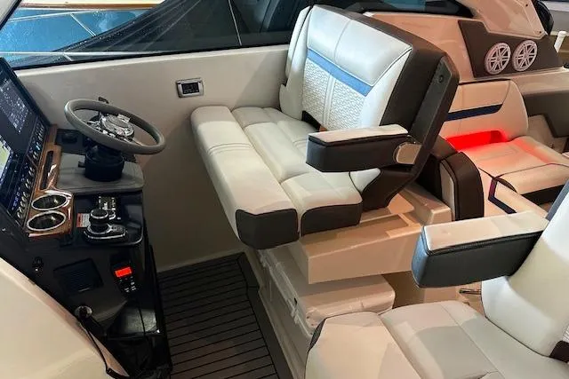 Slide: The Image of Tiara 34 LX 2021 - 28