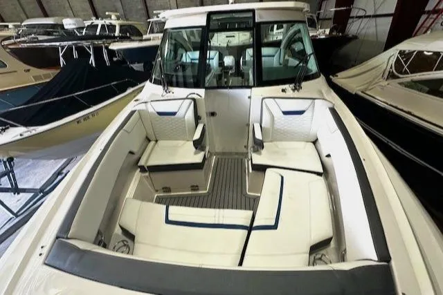 Slide: The Image of Tiara 34 LX 2021 - 29