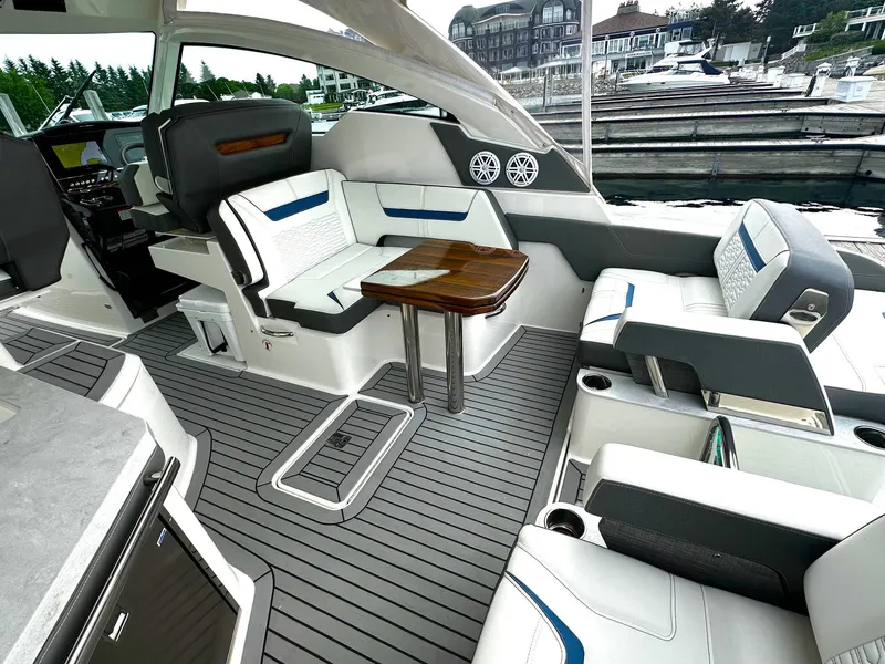 Slide: The Image of Tiara 34 LX 2021 - 5