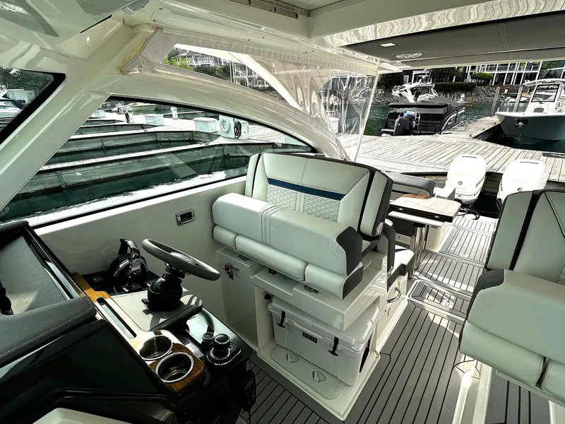 Slide: The Image of Tiara 34 LX 2021 - 7