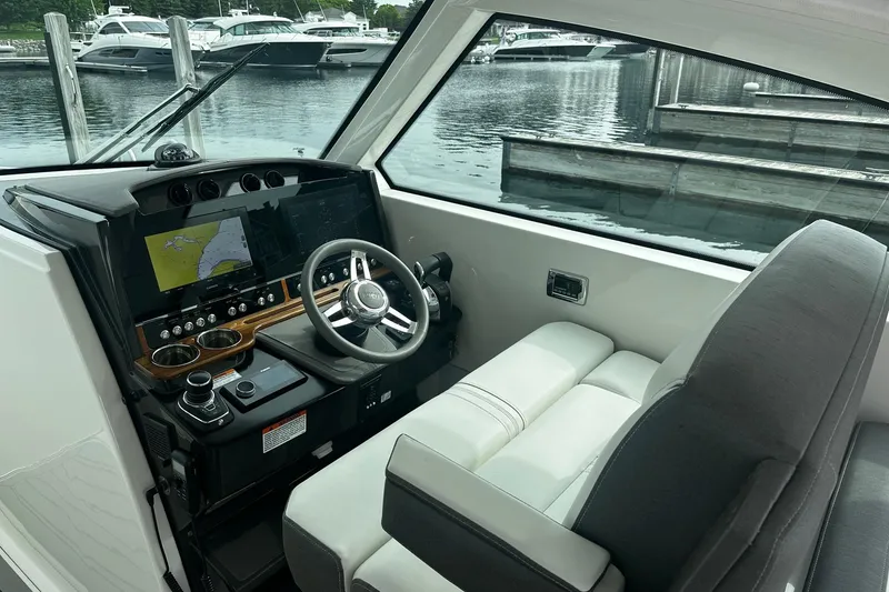 Slide: The Image of Tiara 34 LX 2021 - 8