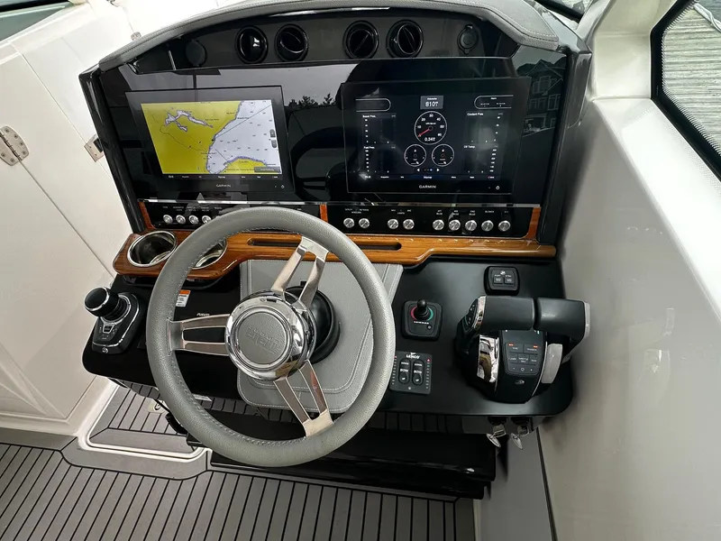 Slide: The Image of Tiara 34 LX 2021 - 9