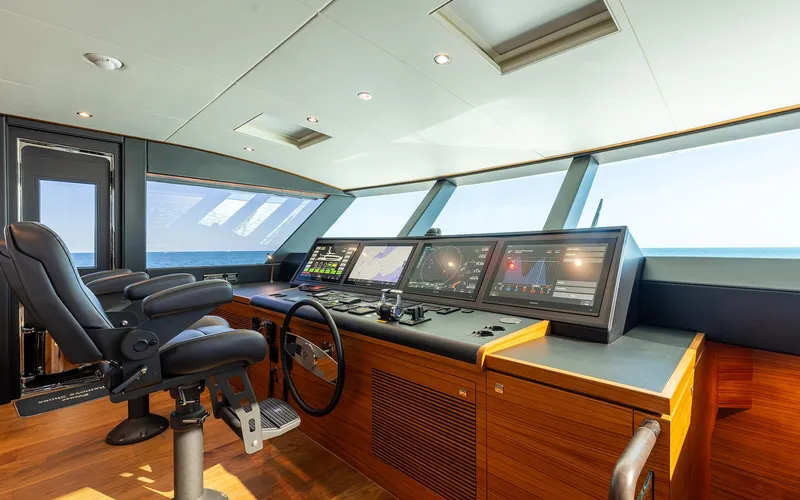 Slide: The Image of Modern yacht cockpit with advanced navigation systems, Horizon FD 92, 2022 model. - 19