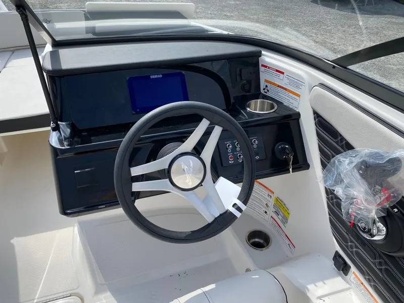 Slide: The Image of Sea Ray SPX 190 Outboard 2025 - 3