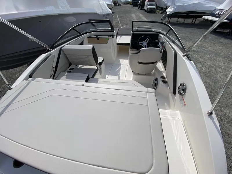 Slide: The Image of Sea Ray SPX 190 Outboard 2025 - 5