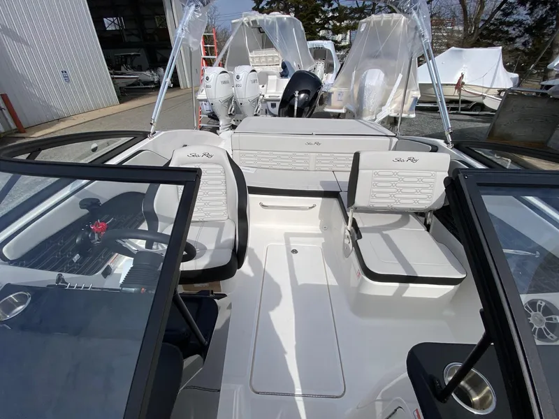Slide: The Image of Sea Ray SPX 190 Outboard 2025 - 7