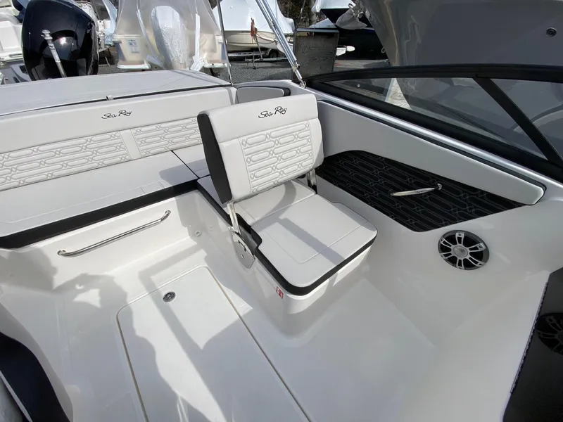 Slide: The Image of Sea Ray SPX 190 Outboard 2025 - 8