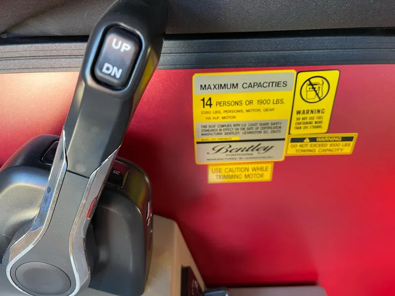 Slide: The Image of Throttle control and capacity warning on 2025 Bentley Pontoons Legacy 200 Swingback. - 9