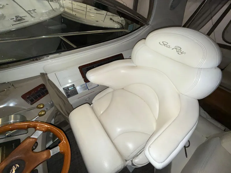 Slide: The Image of Captain's chair and helm of 2000 Sea Ray 510 Sundancer yacht. - 14