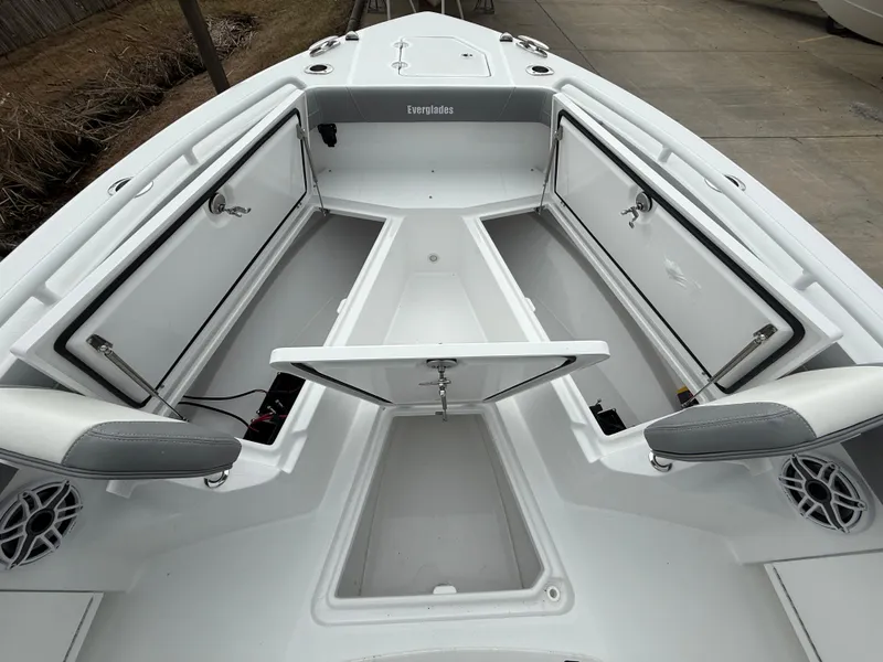 Slide: The Image of 2025 Everglades 253 Center Console boat with open storage compartments and seating. - 23