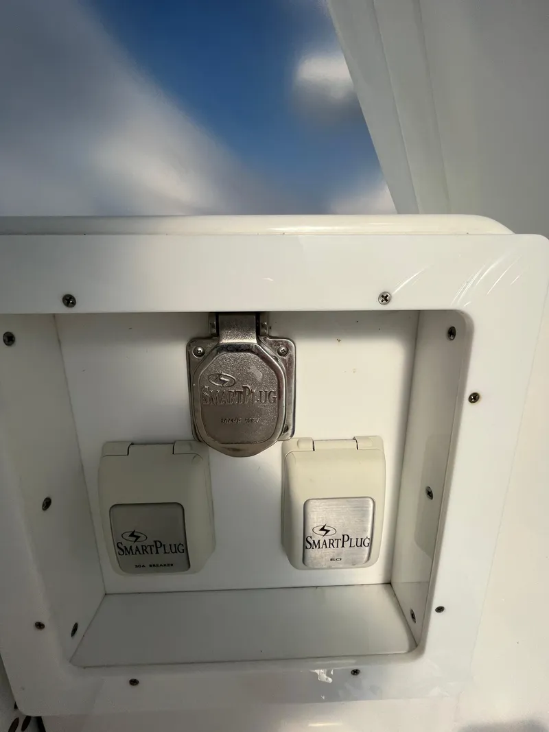 Slide: The Image of Edgewater 285CC 2022 boat with SmartPlug electrical outlets. - 38