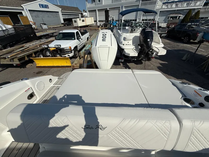 Slide: The Image of Sea Ray SDX 250 Outboard 2025 - 14
