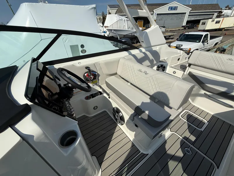 Slide: The Image of Sea Ray SDX 250 Outboard 2025 - 8