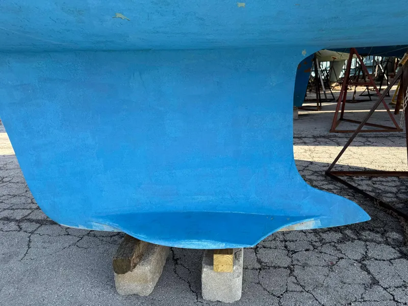 Slide: The Image of Blue keel of a 2007 Hunter 33 sailboat on a dry dock. - 39