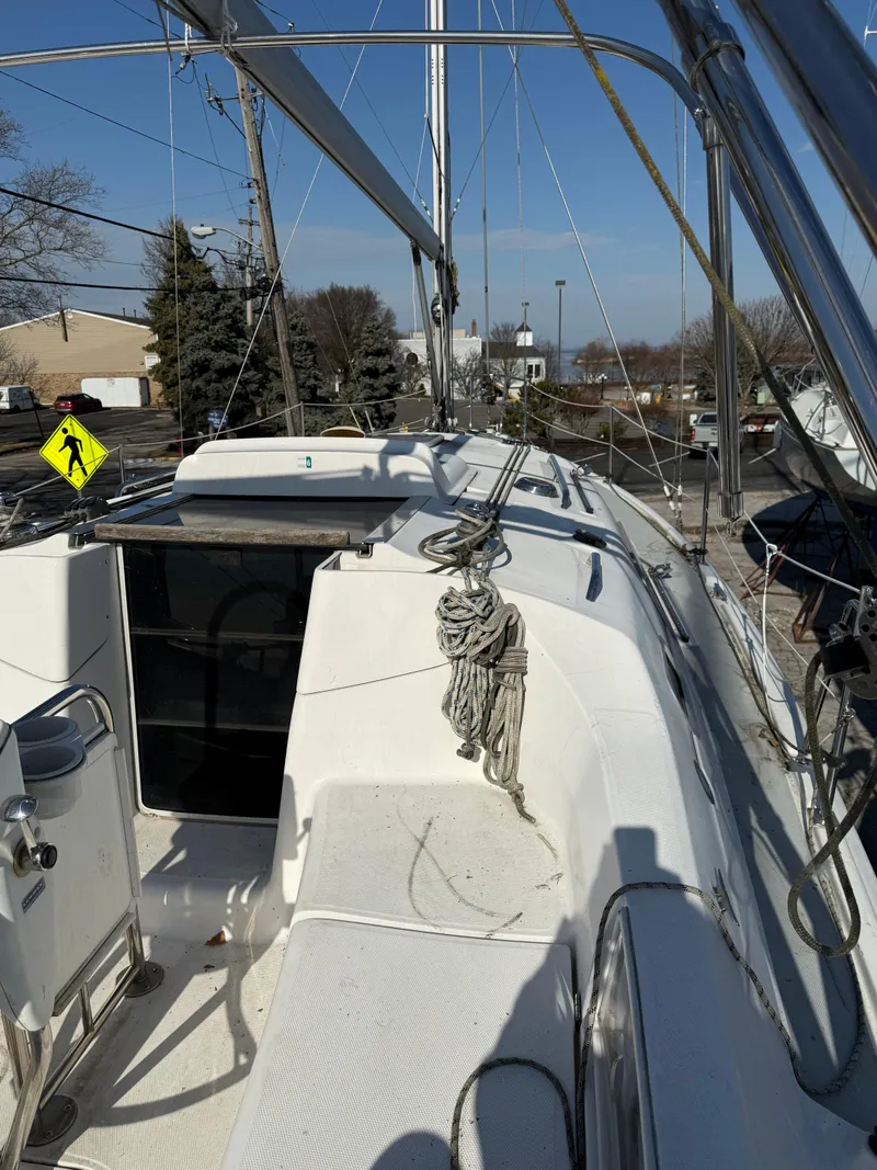 Slide: The Image of 2007 Hunter 33 sailboat deck with rigging and clear sky background. - 45