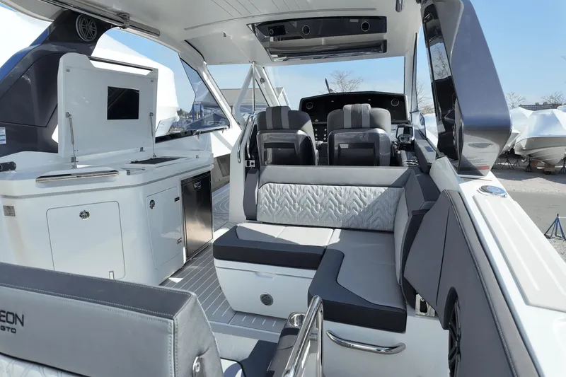 Slide: The Image of Galeon 325 GTO 2025 - 15