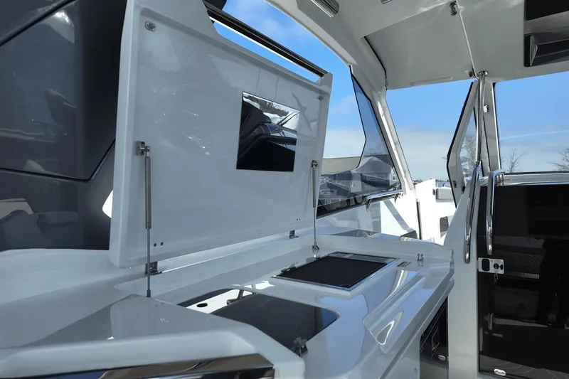 Slide: The Image of Galeon 325 GTO 2025 - 16