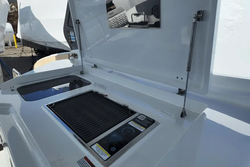 Slide: The Image of Galeon 325 GTO 2025 - 17