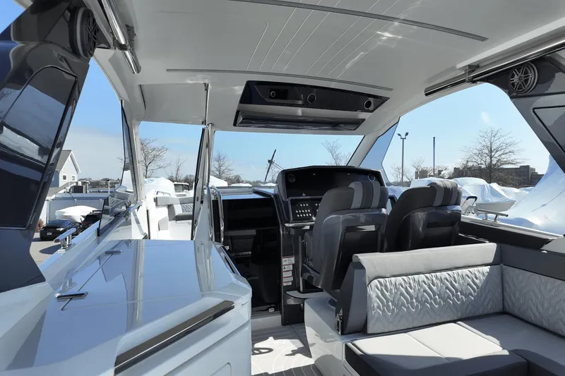 Slide: The Image of Galeon 325 GTO 2025 - 18