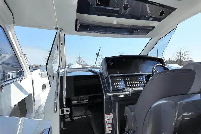 Slide: The Image of Galeon 325 GTO 2025 - 21