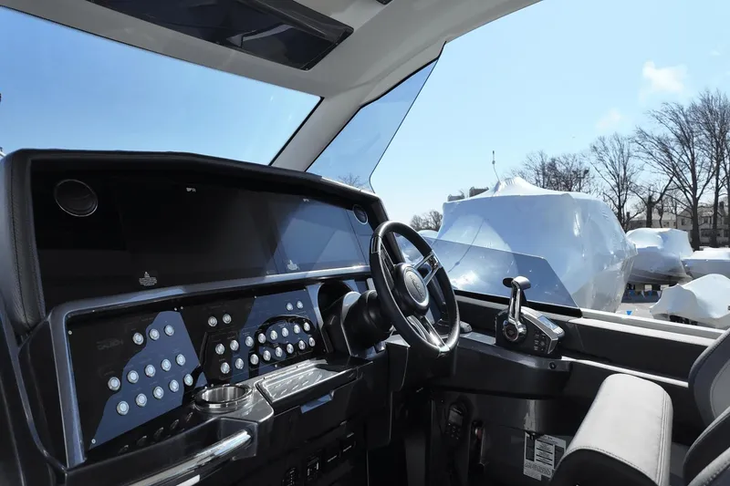 Slide: The Image of Galeon 325 GTO 2025 - 22