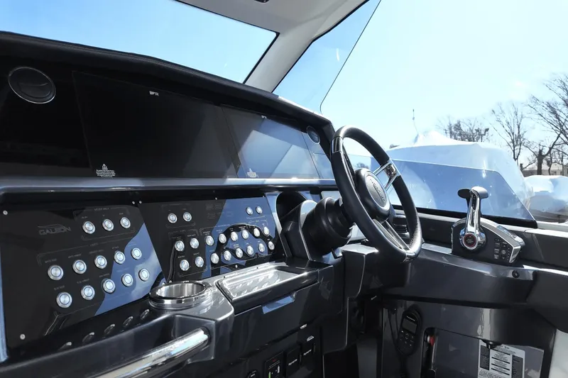 Slide: The Image of Galeon 325 GTO 2025 - 23