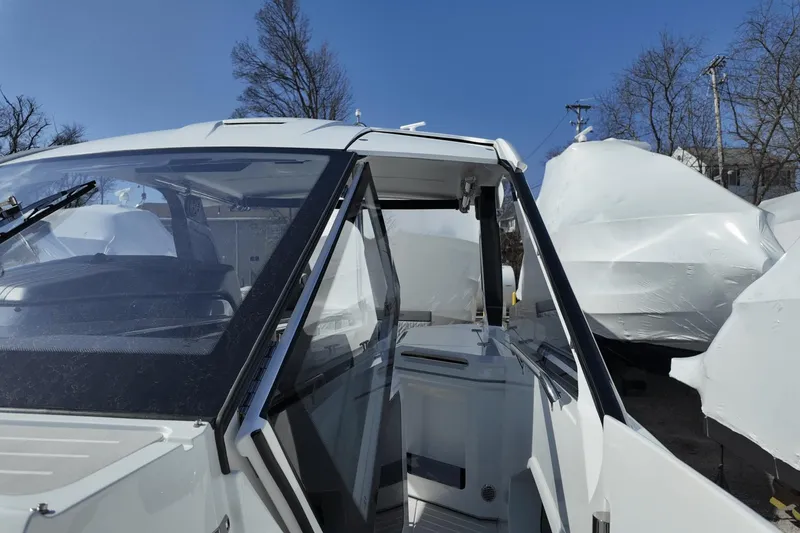 Slide: The Image of Galeon 325 GTO 2025 - 33