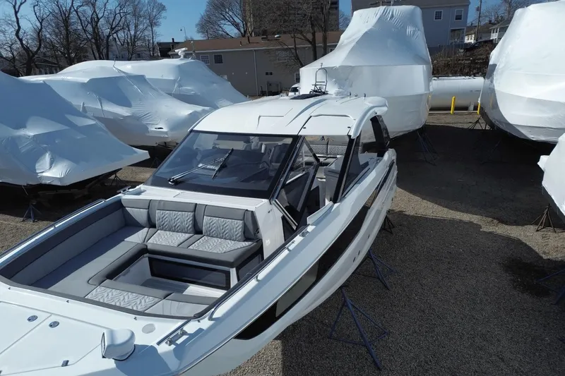 Slide: The Image of Galeon 325 GTO 2025 - 5