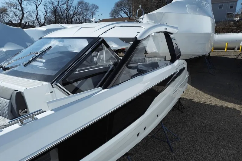 Slide: The Image of Galeon 325 GTO 2025 - 6