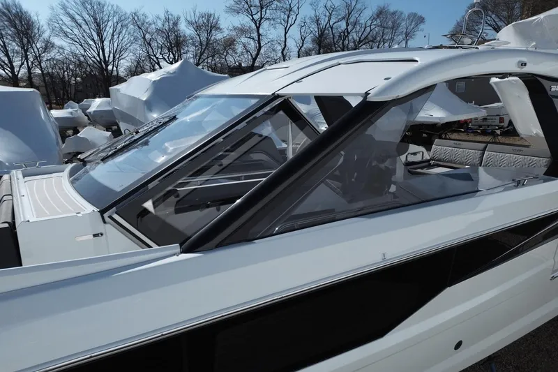 Slide: The Image of Galeon 325 GTO 2025 - 7