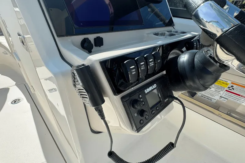 Slide: The Image of Boston Whaler 240 Vantage 2026 - 17