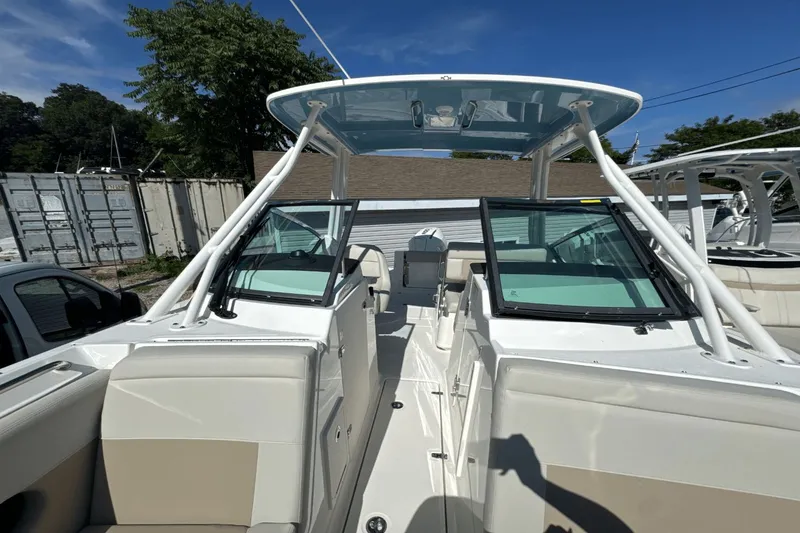 Slide: The Image of Boston Whaler 240 Vantage 2026 - 32