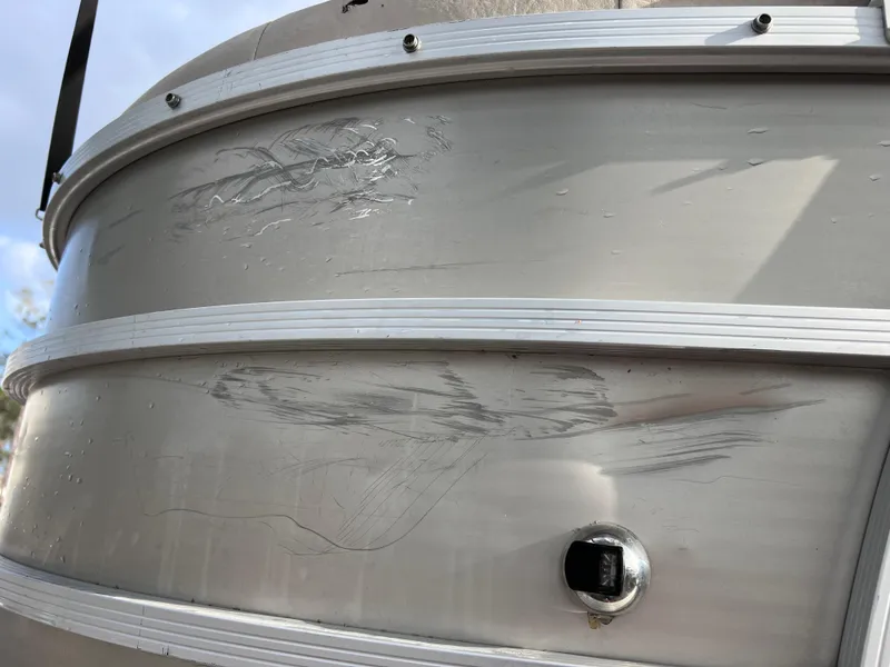 Slide: The Image of 2013 Harris FloteBote Sunliner 220 with visible scratches on the aluminum siding. - 31