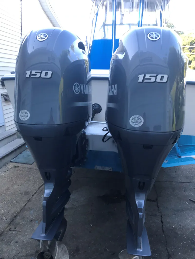 Slide: The Image of 1988 Grady-White 255 Sailfish Walkaround with twin Yamaha 150 outboard engines. - 6