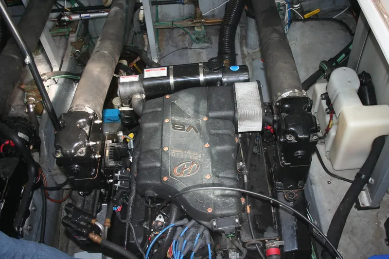 Slide: The Image of Raytheon marine radar display on 1999 Sea Ray 400 Sundancer yacht. - 27