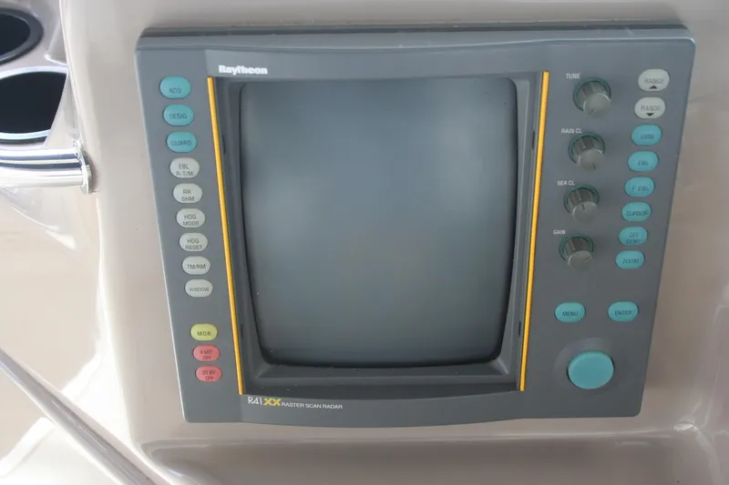 Slide: The Image of Raytheon Raychart 601XX electronic charting system on 1999 Sea Ray 400 Sundancer. - 31