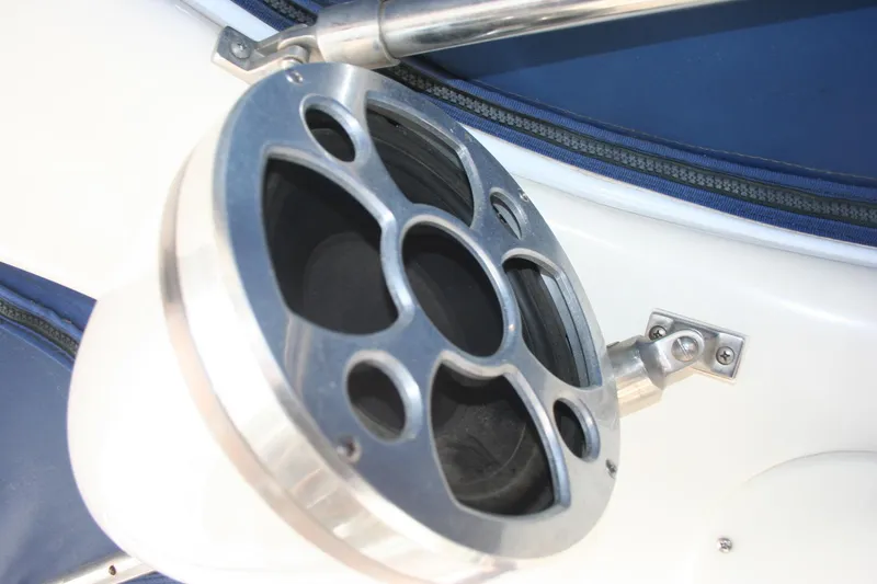 Slide: The Image of Speaker on a 1999 Sea Ray 400 Sundancer boat with white seating. - 37