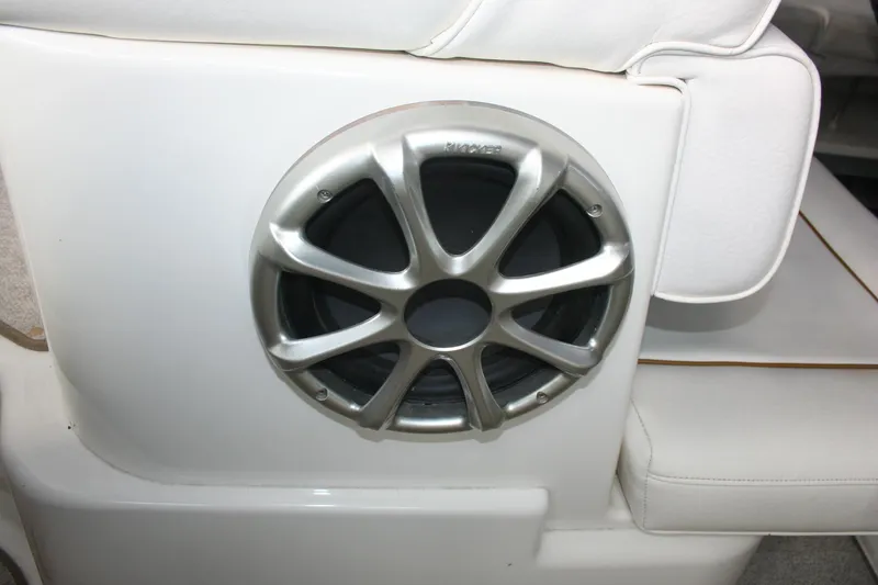 Slide: The Image of 1999 Sea Ray 400 Sundancer swim platform with carpeted surface and water reflections. - 41