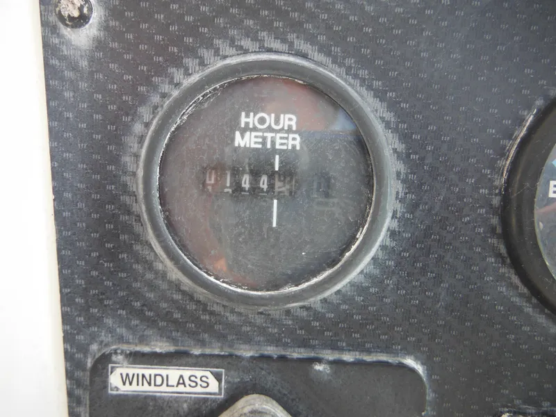 Slide: The Image of Hour meter reading on 1999 Robalo 2440 Walkaround boat dashboard. - 45