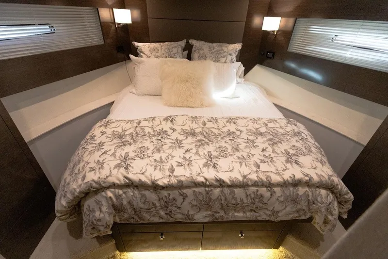 Slide: The Image of Cruisers Yachts 42 Cantius 2020 - 14