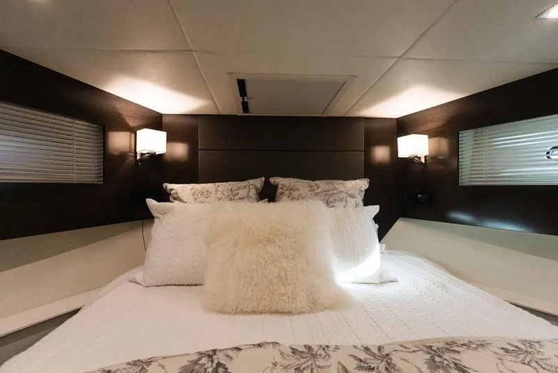 Slide: The Image of Cruisers Yachts 42 Cantius 2020 - 15