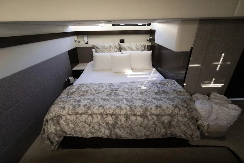 Slide: The Image of Cruisers Yachts 42 Cantius 2020 - 22