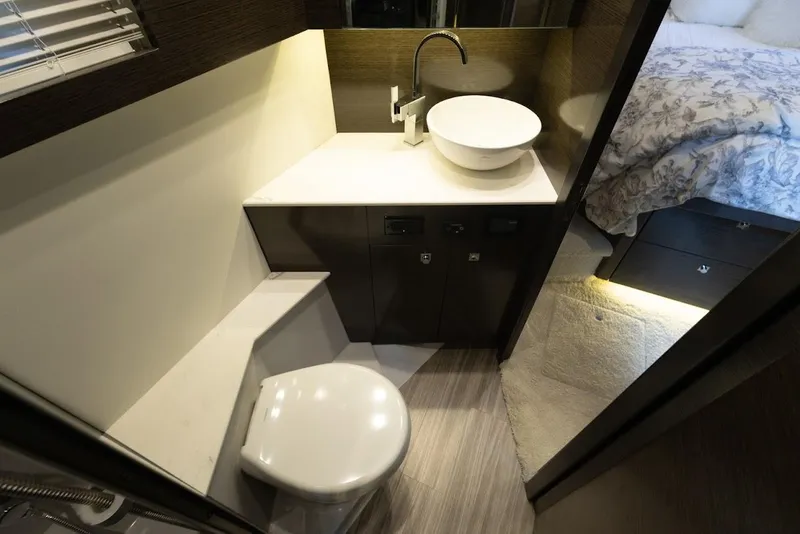 Slide: The Image of Cruisers Yachts 42 Cantius 2020 - 27