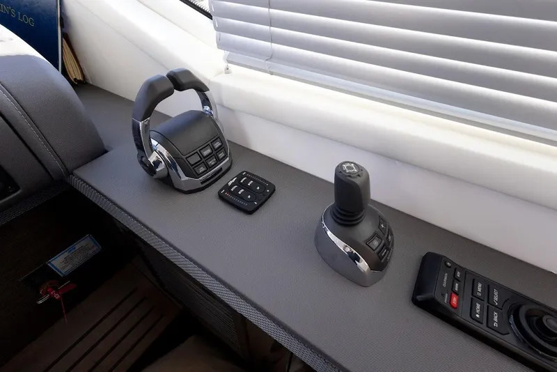 Slide: The Image of Cruisers Yachts 42 Cantius 2020 - 33