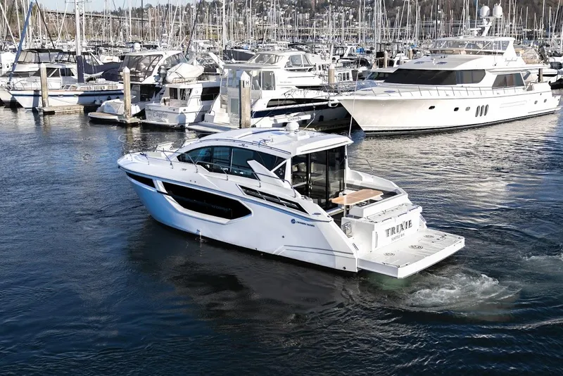 Slide: The Image of Cruisers Yachts 42 Cantius 2020 - 4