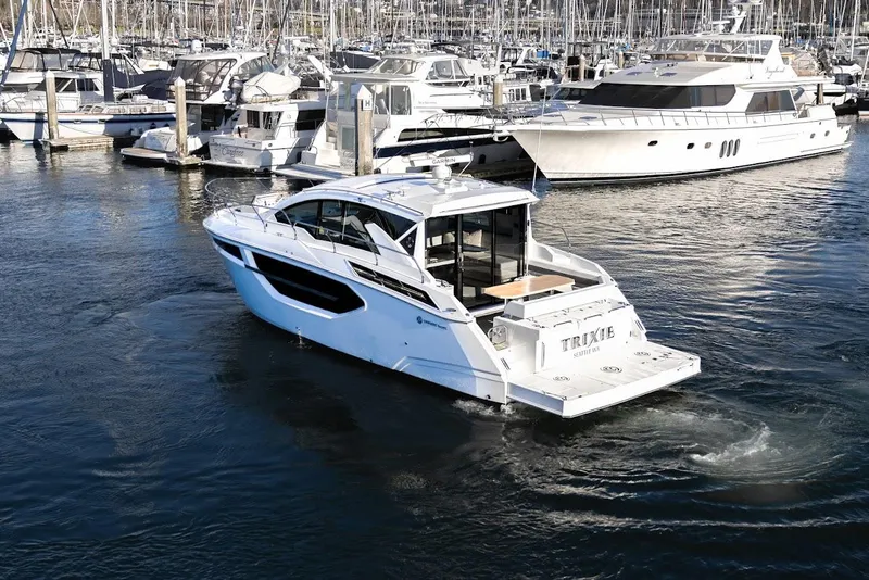 Slide: The Image of Cruisers Yachts 42 Cantius 2020 - 5